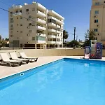 2br Amalfi Blue In - Pool & 10min Walk To Mackenzie Beach! *