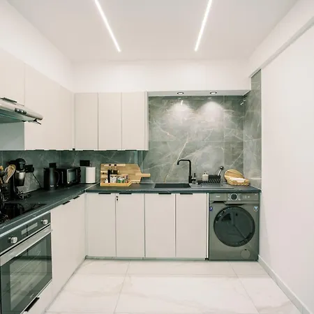 2br Amalfi Blue In - Pool & 10min Walk To Mackenzie Beach!