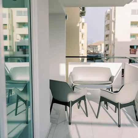 2br Amalfi Blue In - Pool & 10min Walk To Mackenzie Beach! Διαμέρισμα Λάρνακα