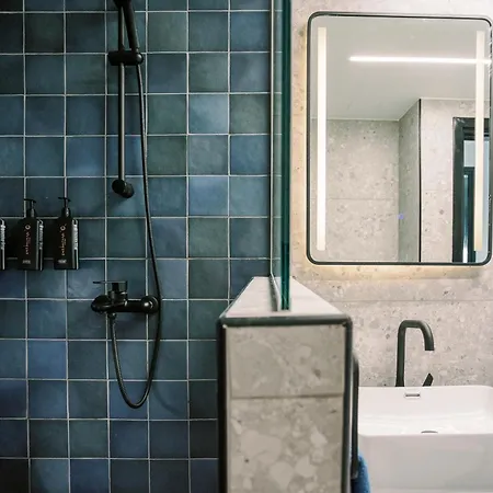 2br Amalfi Blue In - Pool & 10min Walk To Mackenzie Beach!