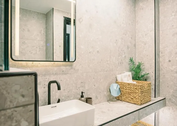 2br Amalfi Blue In - Pool & 10min Walk To Mackenzie Beach! Διαμέρισμα Λάρνακα