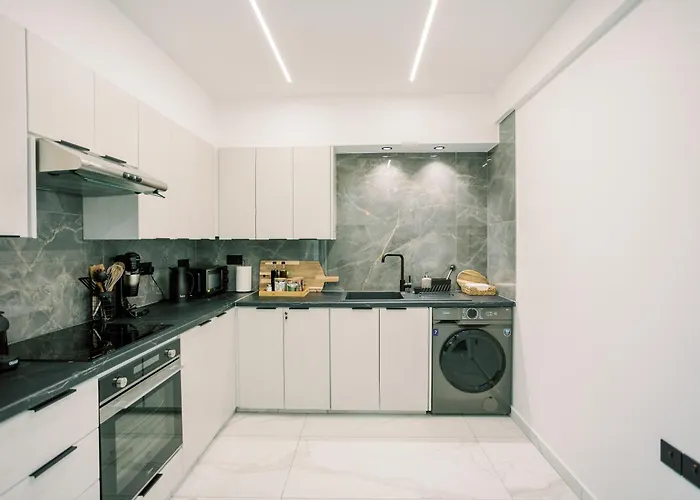 2br Amalfi Blue In - Pool & 10min Walk To Mackenzie Beach!