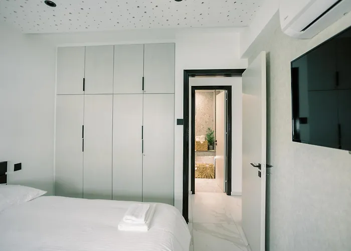 2br Amalfi Blue In - Pool & 10min Walk To Mackenzie Beach! Διαμέρισμα Λάρνακα