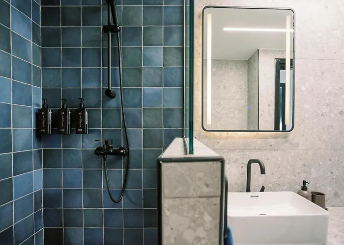 2br Amalfi Blue In - Pool & 10min Walk To Mackenzie Beach!