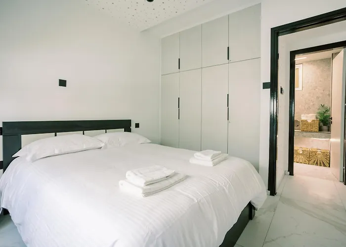 2br Amalfi Blue In - Pool & 10min Walk To Mackenzie Beach!