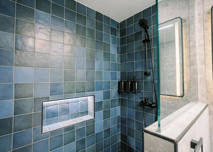 2br Amalfi Blue In - Pool & 10min Walk To Mackenzie Beach! *