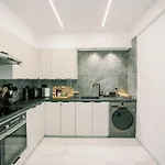 2br Amalfi Blue In - Pool & 10min Walk To Mackenzie Beach!