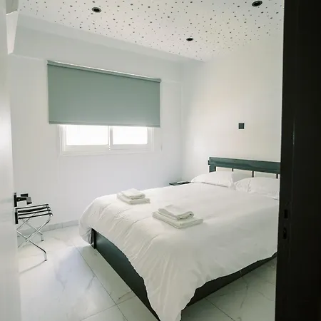 2br Amalfi Blue In - Pool & 10min Walk To Mackenzie Beach! *