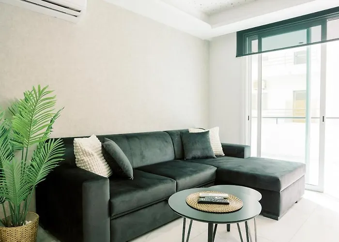 2br Amalfi Blue In - Pool & 10min Walk To Mackenzie Beach! *