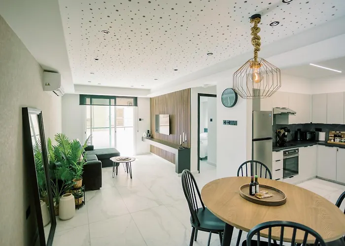 2br Amalfi Blue In - Pool & 10min Walk To Mackenzie Beach! Larnaca