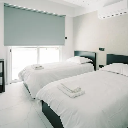 2br Amalfi Blue In - Pool & 10min Walk To Mackenzie Beach! * לרנקה