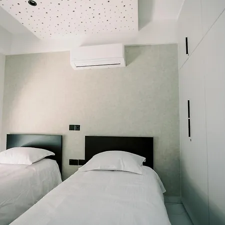 2br Amalfi Blue In - Pool & 10min Walk To Mackenzie Beach! דירה